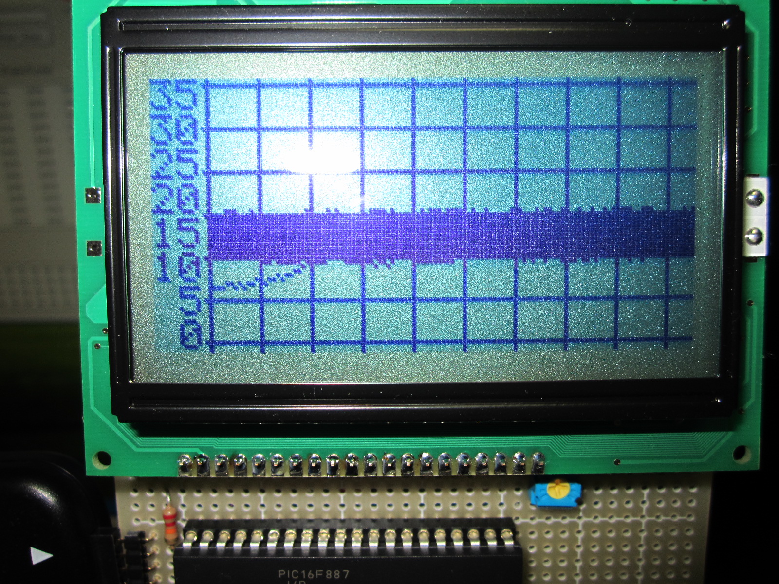 グラフィック液晶基板の手作り試作品の写真